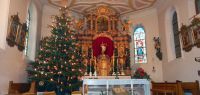 26 weihnachtlich geschmueckte pfarrkirche st jakob in haselbach